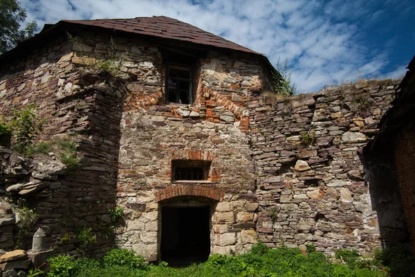Rovine del vecchio castello di Zolotyy Potik, regione di Ternopil, Ucraina — Foto Stock