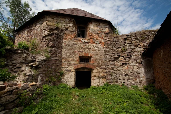 Rovine del vecchio castello di Zolotyy Potik, regione di Ternopil, Ucraina — Foto Stock