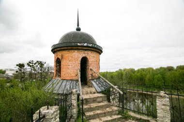 Dubno, Ukrayna - 01 Mayıs 2017: kule kalenin içinde Dubno sonra yağmur, Ukrayna