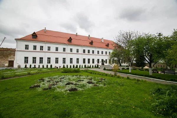 Dubno, Ukraine - 01 MAI 2017 : Ancien bâtiment avec jardin et allée verte au château de Dubno en Ukraine, région de Rivne — Photo