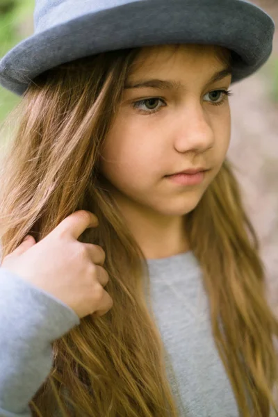 Девушка-подросток в повседневной одежде и синей шляпе — стоковое фото