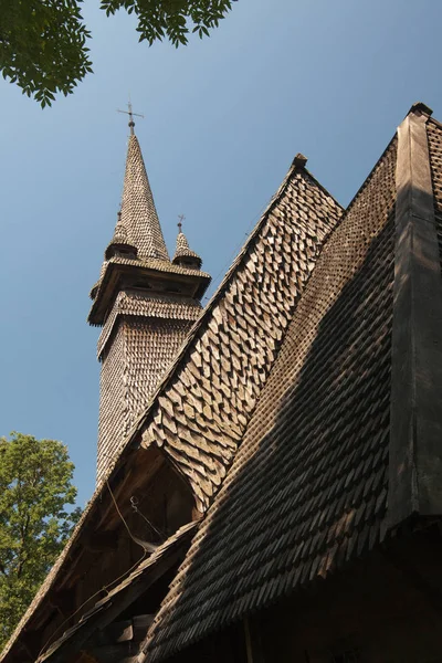 Alte Holzkirche in Transkarpatien, Ukraine — Stockfoto