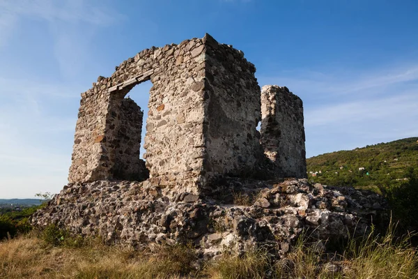 Ruínas do castelo na cidade de Vynohradiv, região Transcarpathian — Fotografia de Stock