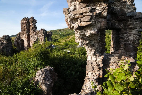 Ruinas del Castillo en la ciudad de Vynohradiv, región de Transcarpathian —  Fotos de Stock