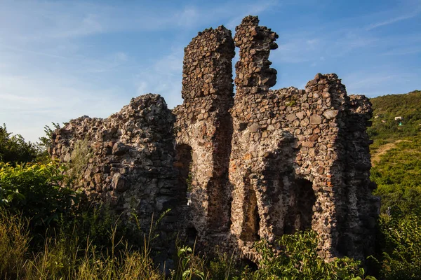 Ruínas do castelo na cidade de Vynohradiv, região Transcarpathian — Fotografia de Stock