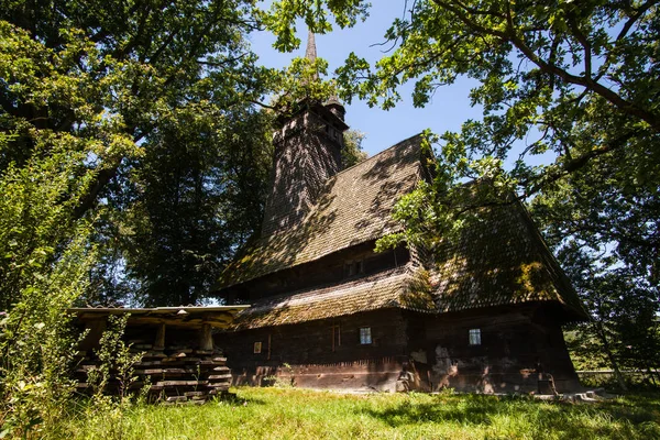 Igreja de madeira velha em Transcarpathia, Ucrânia — Fotografia de Stock