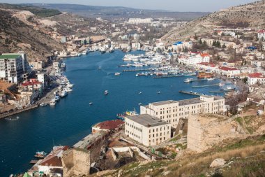 Karadeniz ve şehrin Balaklava güzel görünümünü. Kar maskesi Bay. Açık güneşli gün ve bağlantı noktasının, Crimea Üstten Görünüm