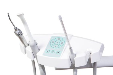 Diş hekimi profesyonel tıbbi ekipman üzerinde beyaz izole