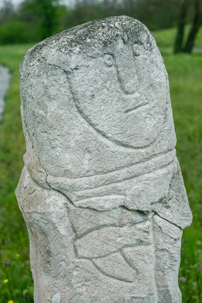 Ancient kurgan stelae in the Khortytsia isalnd, Zaporizhia, Ukraine — Stock Photo, Image