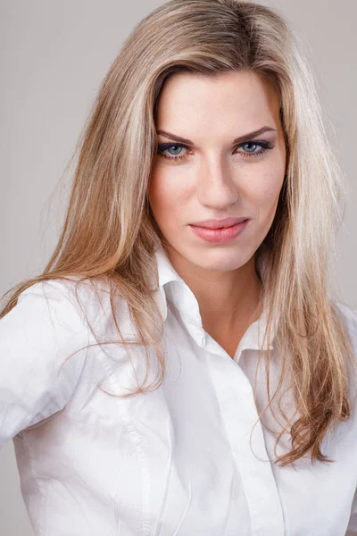 Mulher de negócios loira bonita em camisa branca — Fotografia de Stock