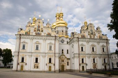 Arka plan bahar bulutlar gökyüzü üzerinde Dormition Ortaçağ Katedrali. Ulusal tarihi kültürel Sanctuary Kiev Pechersk Lavra, Kiev, Ukrayna
