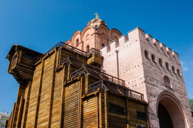 Bir ünlü altın Gates Kiev mavi temiz gökyüzü güneşli havalarda üzerinde de