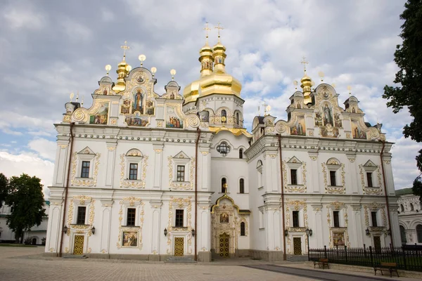 Cathédrale médiévale de la Dormition sur fond de ciel nuageux au printemps. Sanctuaire culturel historique national Kiev Pechersk Lavra, Kiev, Ukraine — Photo