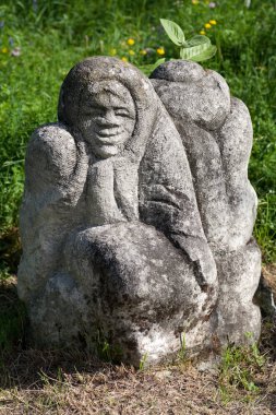 Olesko, Ukrayna - 23 Temmuz 2009: Taş Heykel Bahçe park Olesko Kalesi, Lviv region, Ukrayna