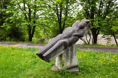 Olesko, Ukrayna - 02 Mayıs 2017: Taş Heykel Bahçe park Olesko Kalesi, Lviv region, Ukrayna