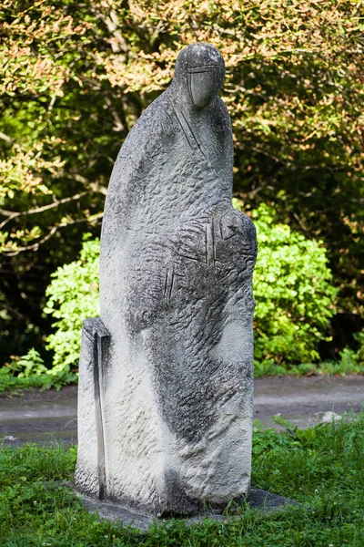 Олеско, Украина - 23 июля 2009 года: Каменная скульптура в садовом парке замка Олеско, Львовская область, Украина — стоковое фото