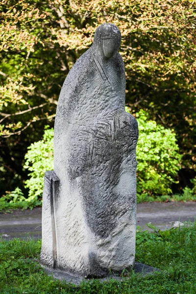 Olesko, Ucrania - 23 de julio de 2009: Escultura de piedra en el jardín del castillo de Olesko, región de Lviv, Ucrania — Foto de Stock