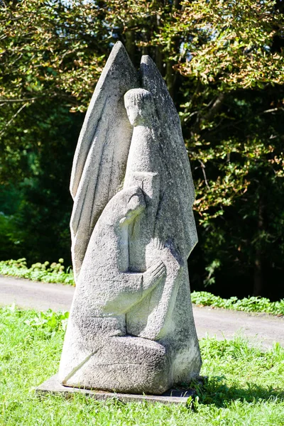 Olesko, ukraine - 23 juli 2009: Steinskulptur im Gartenpark des Schlosses olesko, lviv region, ukraine — Stockfoto