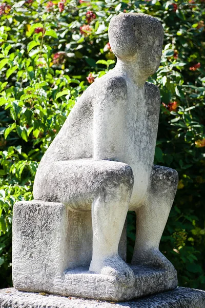 Олеско, Украина - 23 июля 2009 года: Каменная скульптура в садовом парке замка Олеско, Львовская область, Украина — стоковое фото