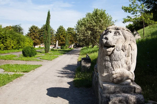 Olesko, Ukrajna - 2009. július 23.: a bejáratnál, hogy a Olesko kastély (Ukrajna, Lvivska Region, 1390 előtt épült lion köves cserepes ábra) — Stock Fotó