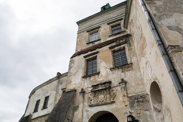 Олеско, Украина - 02 МАЯ 2017: Вид на исторический замок в Олеско, Львовская область, Украина
