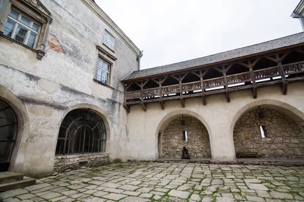 Olesko, Ucrânia - 02 MAIO 2017: Vista para o castelo histórico em Olesko, região de Lviv, Ucrânia — Fotografia de Stock