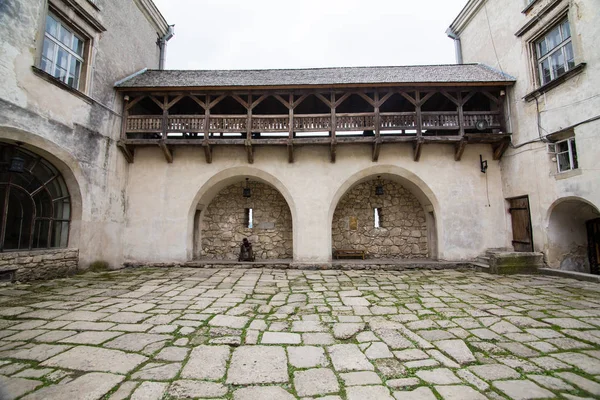 Olesko, Ukrajina - 02 květen 2017: výhled na historický zámek v Olesko, Lvov, Ukrajina — Stock fotografie