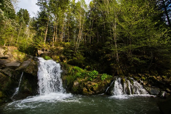 Cachoeira Kameneckiy nas montanhas dos Cárpatos, Ucrânia — Fotografia de Stock