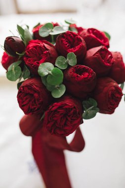 Düğün buketi masada kırmızı Güllü