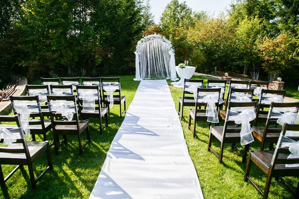 Krásné prostředí pro venkovní svatební obřad — Stock fotografie