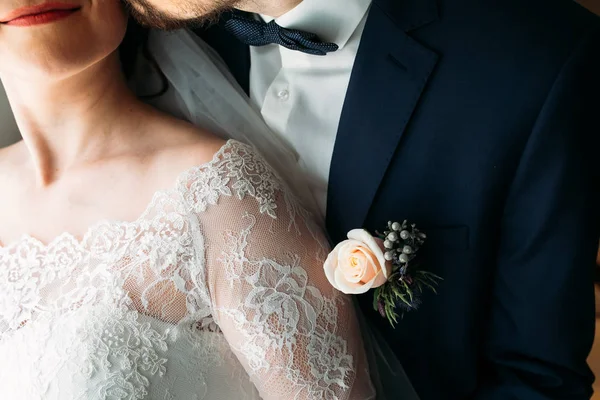 Damat yaka üzerinde yaka çiçeği