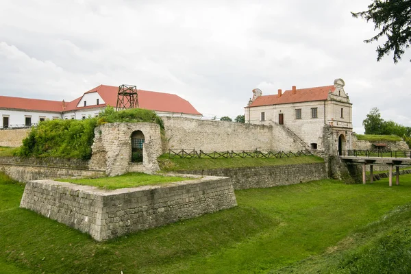 Zbarazh, Ucrania - 06 JULIO 2017: Vista principal de la fortaleza en Zbarazh, región de Ternopil, Ucrania Occidental (panorama del castillo ) —  Fotos de Stock