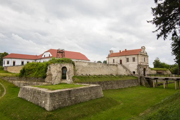 Zbarazh, Ucrania - 06 JULIO 2017: Vista principal de la fortaleza en Zbarazh, región de Ternopil, Ucrania Occidental (panorama del castillo ) —  Fotos de Stock