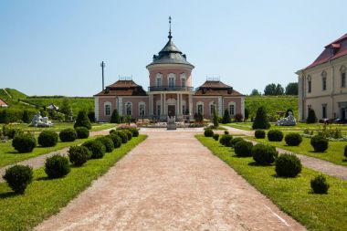 Zolochiv, Ukrayna - 23 Temmuz 2009: Güzel Palace Kalesi ve Avrupa'nın Lviv bölgesi süs Bahçe. Ukrayna Zolochiv kalede. Park ve Zolochiv Çince sarayda