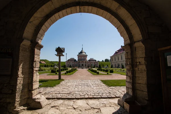 Zolochiv, Ουκρανία – Ιούλιος 2009 23: Κύρια πύλη όμορφο παλάτι κάστρο σε Λβιβ περιοχή στην Ευρώπη. Το πάρκο και το παλάτι κινέζικα στο Zolochiv — Φωτογραφία Αρχείου