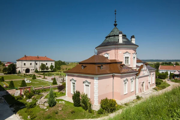 Zolcohiv, Ουκρανία – Ιούλιος 2009 23: Όμορφο παλάτι κάστρο και διακοσμητικό κήπο σε Λβιβ περιοχή στην Ευρώπη. Zolochiv κάστρο στην Ουκρανία. Το πάρκο και το παλάτι κινέζικα στο Zolochiv — Φωτογραφία Αρχείου