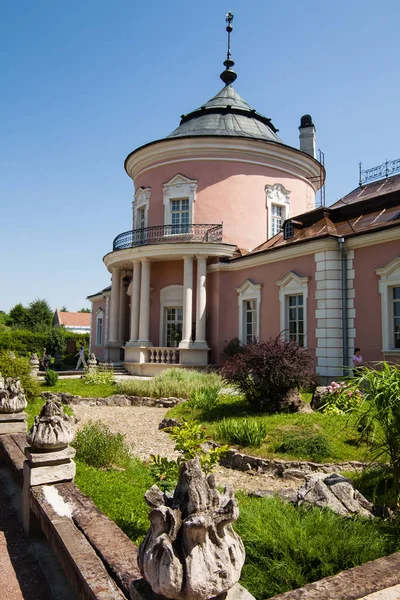 Zolchiv, Ukraine - July 23 2009: Beautiful Palace castle and ornamental garden in Lviv region in Europe. Zolochiv castle in Ukraine. The park and the Chinese Palace in Zolochiv — Stock Photo, Image