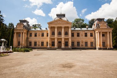 Koropets, Ukrayna - 30 Temmuz 2009: güzel antik palace, Koropets, meydanda Ternopil region, Ukrayna