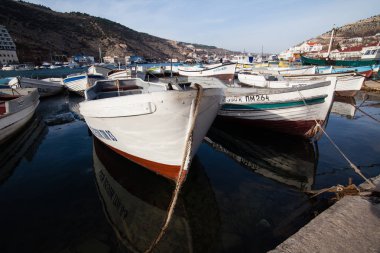 Kar maskesi, Ukrayna - 08 Ocak 2010: Sevastopol Kırım'ın kar maskesi Bay ahşap tekneler