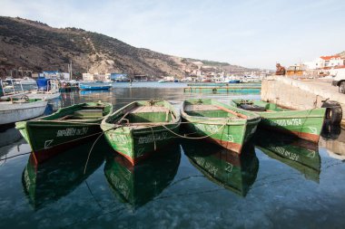 Kar maskesi, Ukrayna - 08 Ocak 2010: Sevastopol Kırım'ın kar maskesi Bay ahşap tekneler