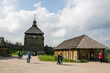 Zaporizhia - Ukrayna, 02 Mayıs 2015: Ahşap kule ve koruyucu sur içinde Müzesi, Zaporizhian Kazaklar Khortytsia Island üzerinde