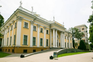 Gomel, Belarus - 09 Temmuz 2015: Rumyantsev Palace - Paskevich Gomel şehir Park, Beyaz Rusya