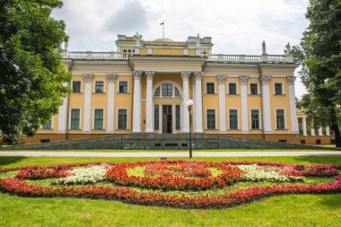 Gomel, Belarus - 09 Temmuz 2015: Rumyantsev Palace - Paskevich Gomel şehir Park, Beyaz Rusya