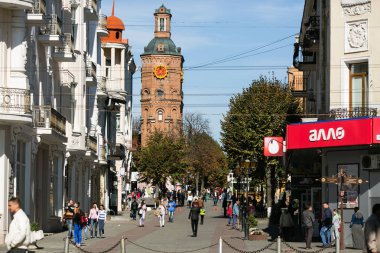 Vinnitsa, Ukrayna - Ekim 03 2015: İnci eski Yangın Kulesi saati ile manzaralı şehir merkezinde