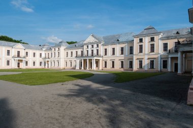 Vyshnivets, Ukrayna - 10 Haziran 2016: Vyshnevetsky aile sarayda Ternopil bölgesi güneşli gün