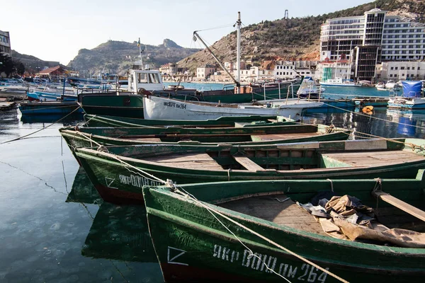 Balaklava, Ουκρανία - 08 Ιανουάριος 2010: Ξύλινα σκάφη στον κόλπο Balaklava Σεβαστούπολη στην Κριμαία — Φωτογραφία Αρχείου