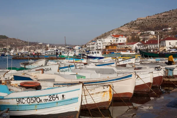 Balaklava, Oekraïne - 08 januari 2010: Houten boten in de baai van Balaklava in Sevastopol op de Krim — Stockfoto