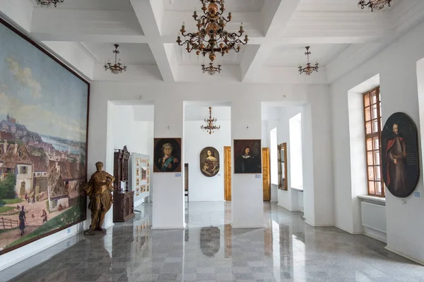 Vyshnivets, Ucrânia - 10 de junho de 2016: Interior do palácio da família Vyshnevetsky na região de Ternopil — Fotografia de Stock