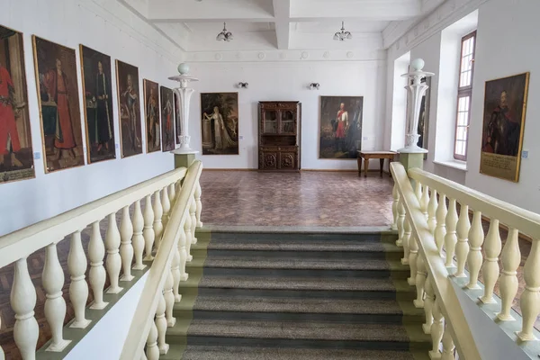 Vyshnivets, Ucrânia - 10 de junho de 2016: Interior do palácio da família Vyshnevetsky na região de Ternopil — Fotografia de Stock