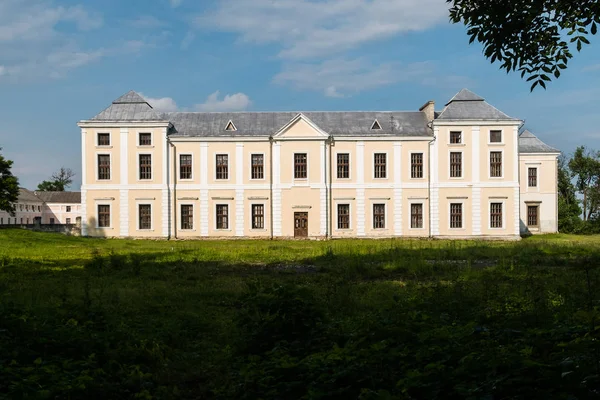 Vyshnivets, Ukrajna - 10 2016. június: A Vyshnevetsky családi kastély Ternopil régió — Stock Fotó